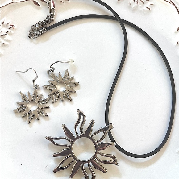 Necklace & Earring Set EUC, no flaws
Sunshine - Picture 1 of 2